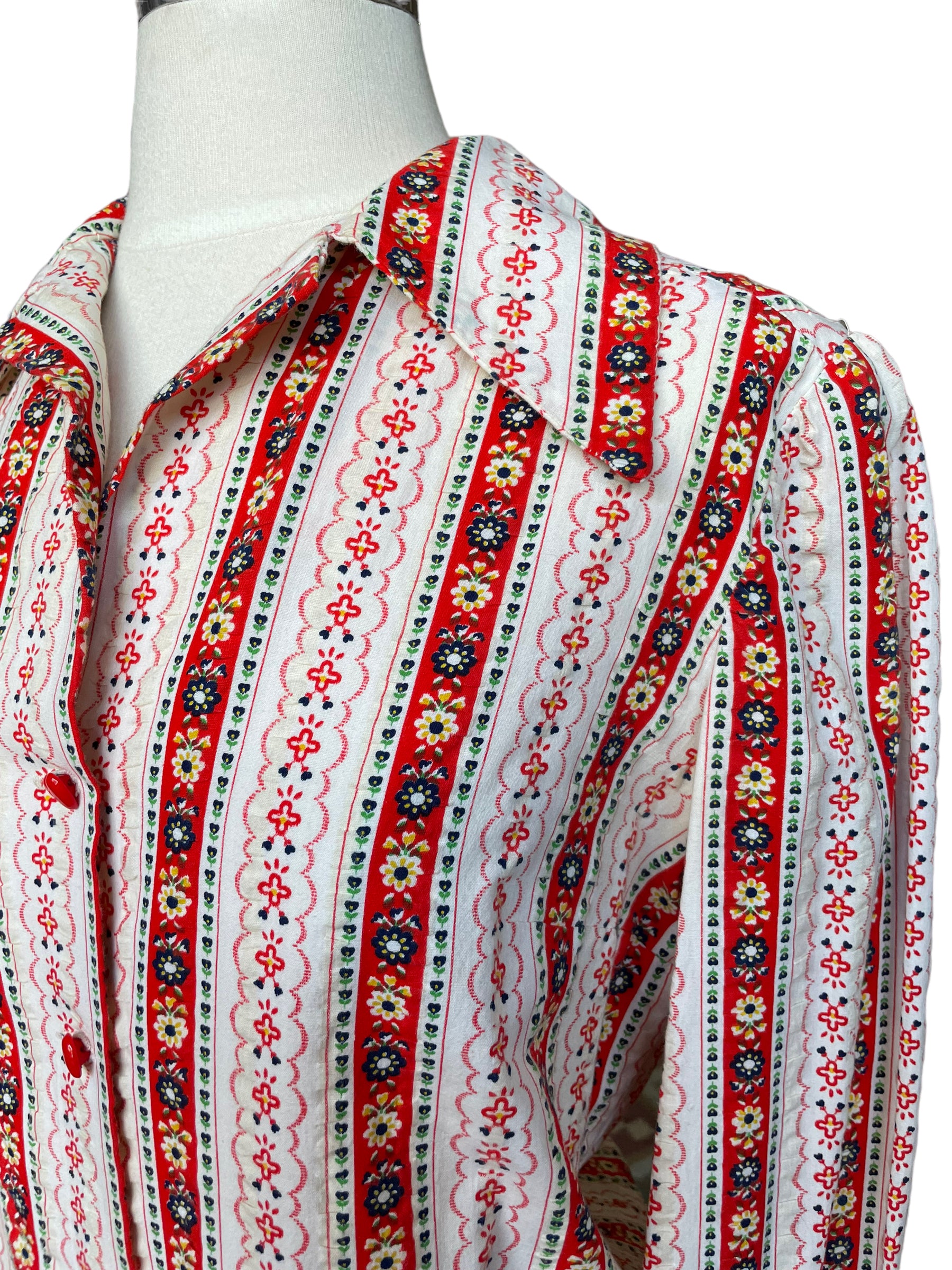 Front left side collar of Vintage 1970s Handmade Seersucker Button Up | Barn Owl True Vintage | Seattle Ladies Vintage Shirts