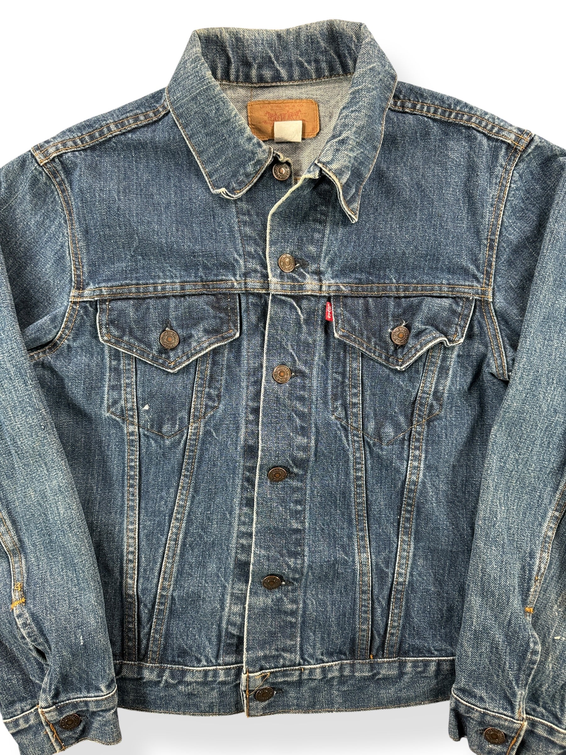 Front Close Up of Vintage Dark Levis 2-Pocket Trucker Jacket SZ M