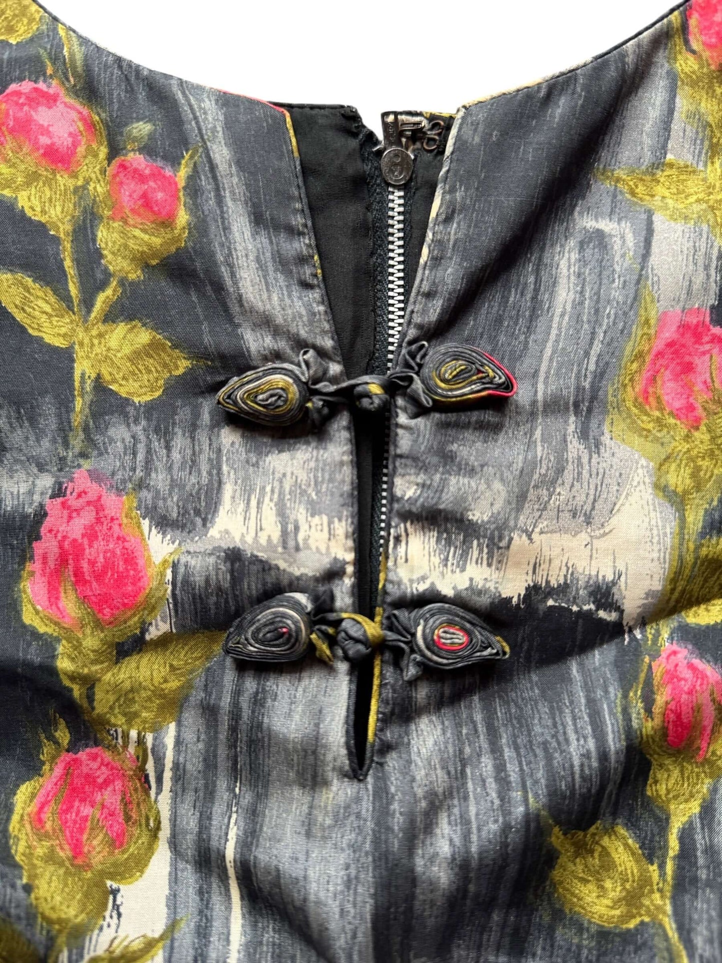Clasps on Vintage 1960s Chi Chi Fashions Silk Dress SZ 10 (Fits M)