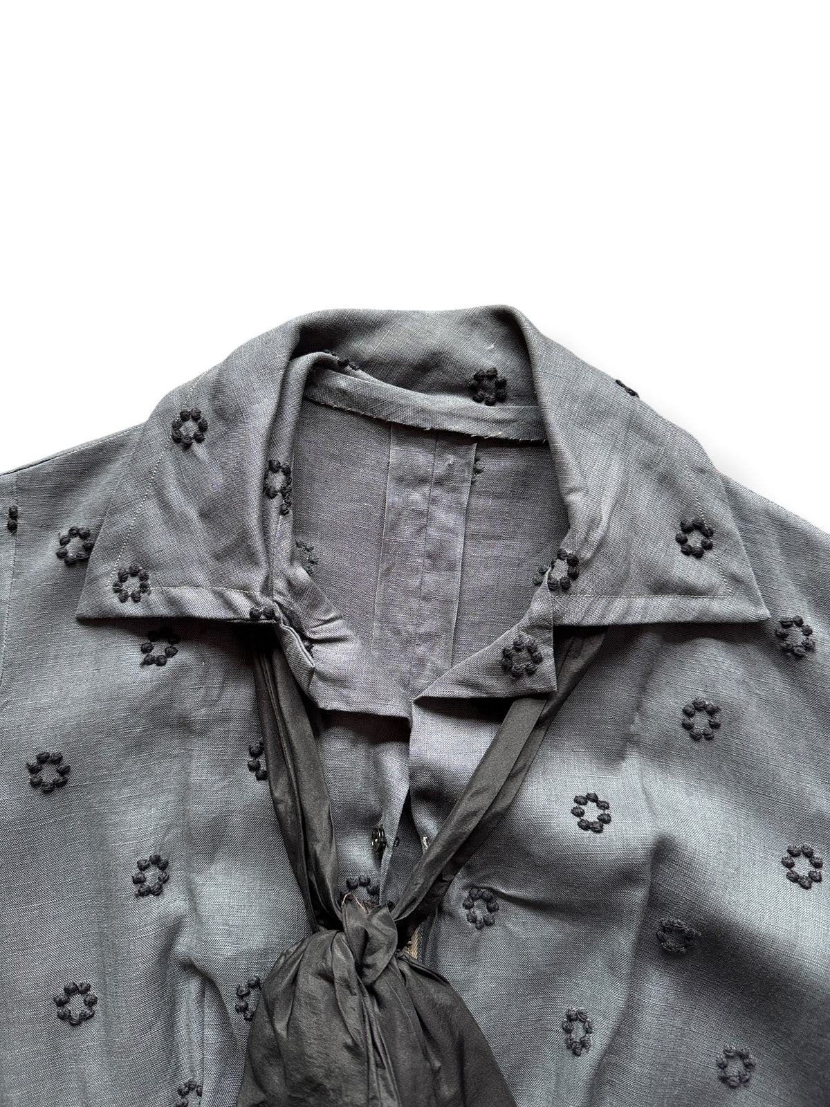 Collar on Vintage 1940s Grey Embroidered Dress SZ L