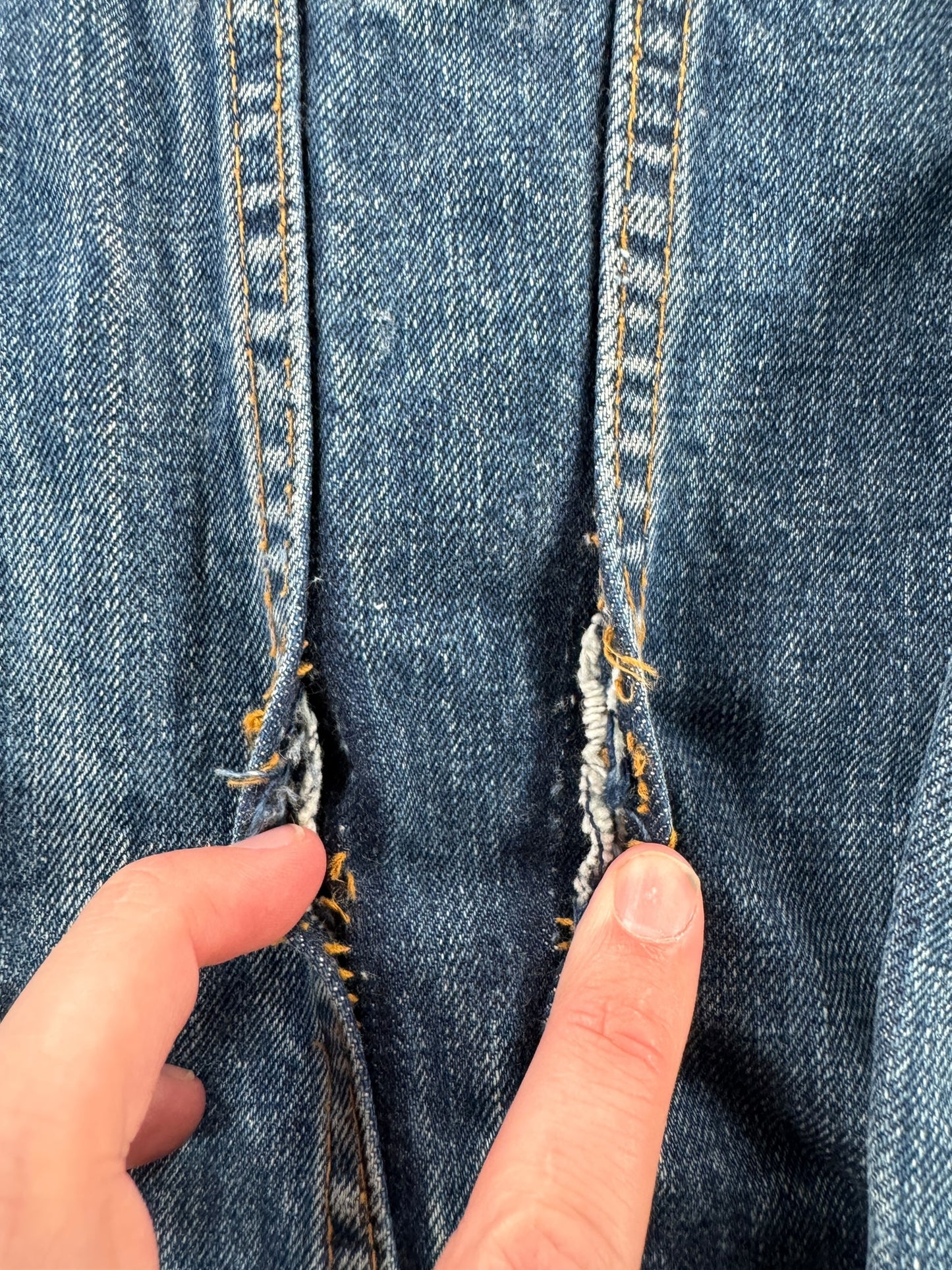 Frayed Pleats on Vintage Distressed Levis 2 Pocket Trucker Jacket SZ XS