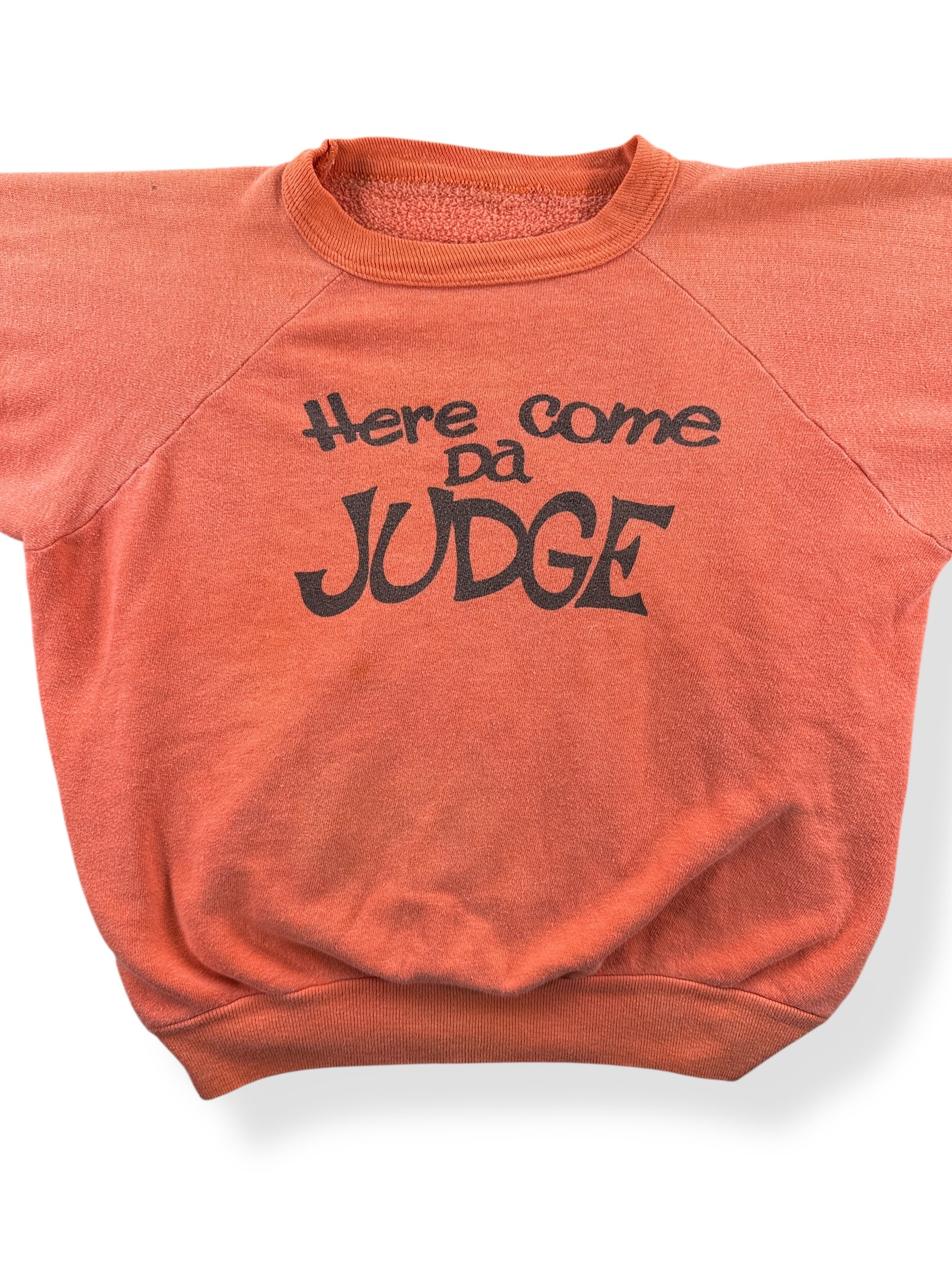 Close Up of Vintage Here Comes Da Judge Short sleeve Crewneck SZ M