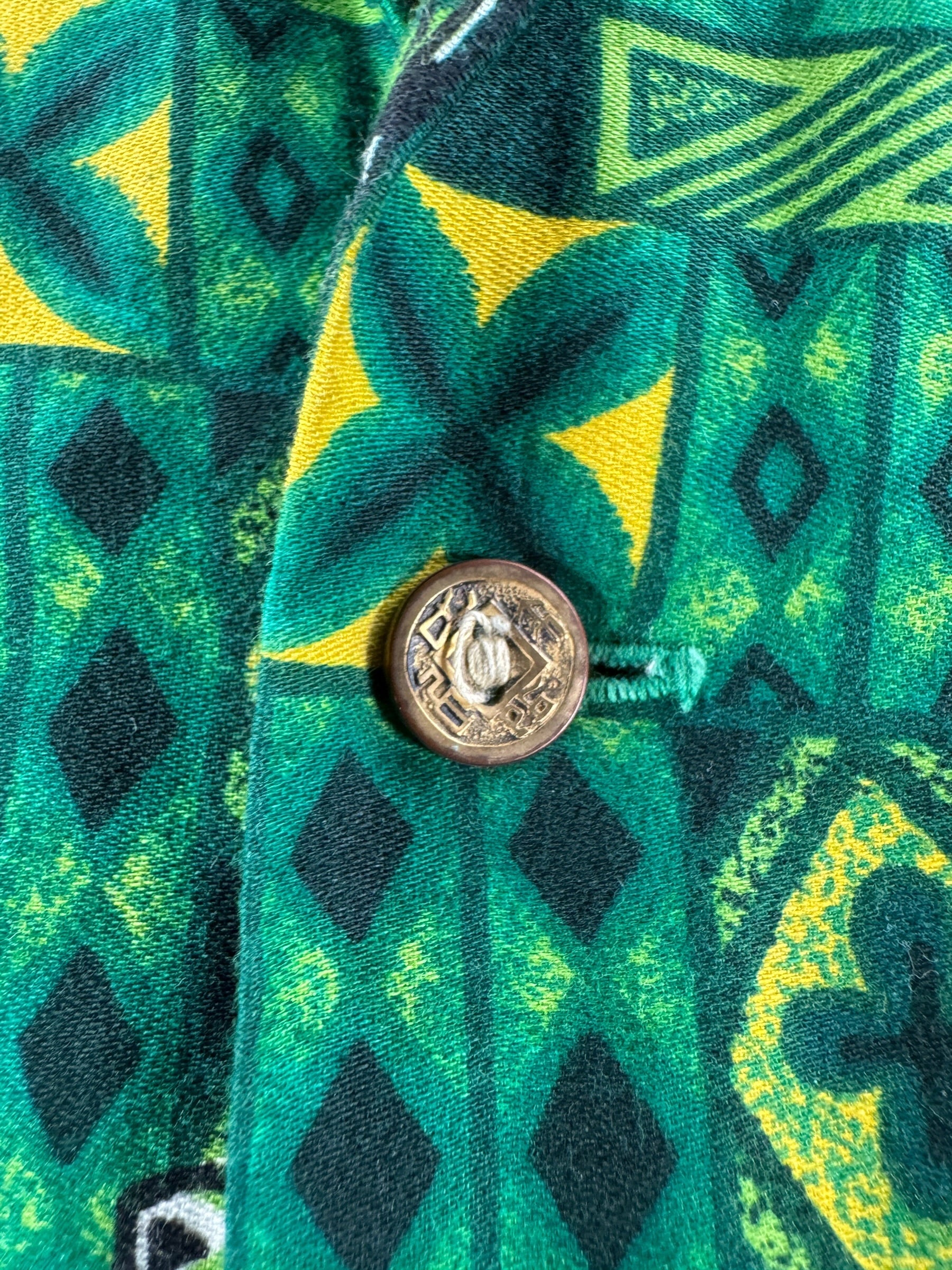 Button on Vintage Ui Maikai Green Cotton Aloha Shirt SZ M