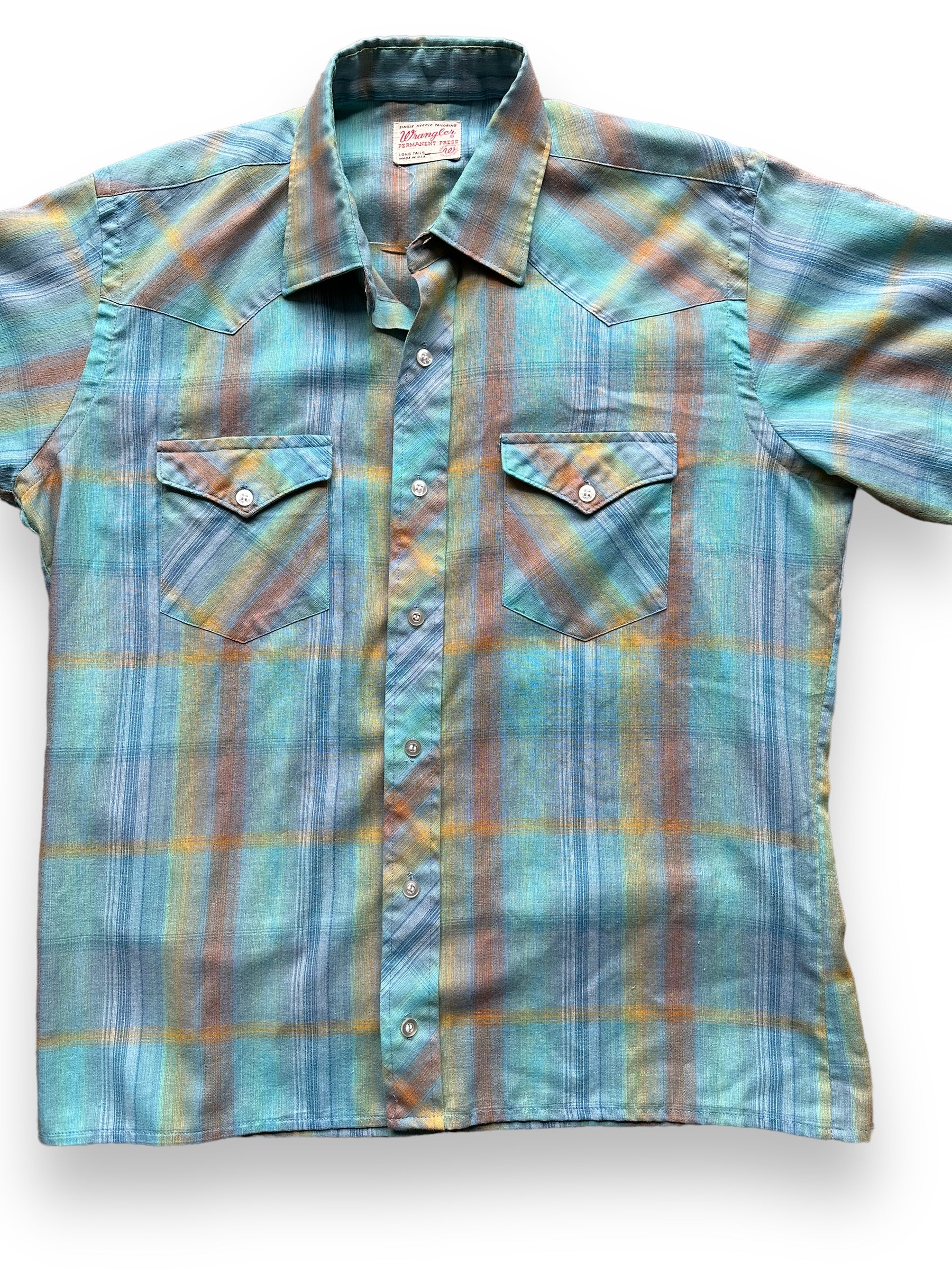 Front Detail on Vintage Wrangler Short Sleeve Western Shirt SZ L | Vintage Pearl Snap Shirt Seattle | Barn Owl Vintage Seattle