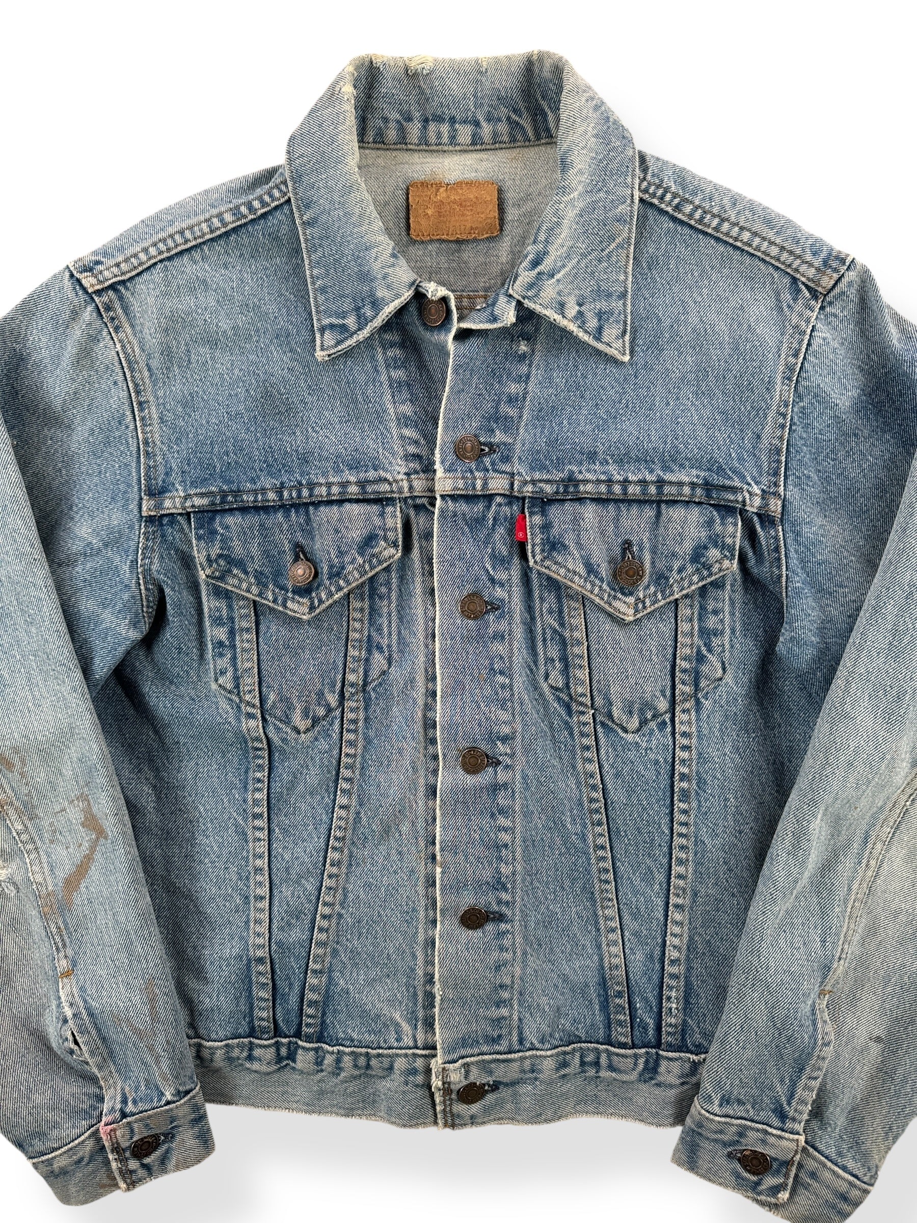 Front Close Up of Vintage Light Wash Levis 2 Pocket 70505 Jacket SZ 42