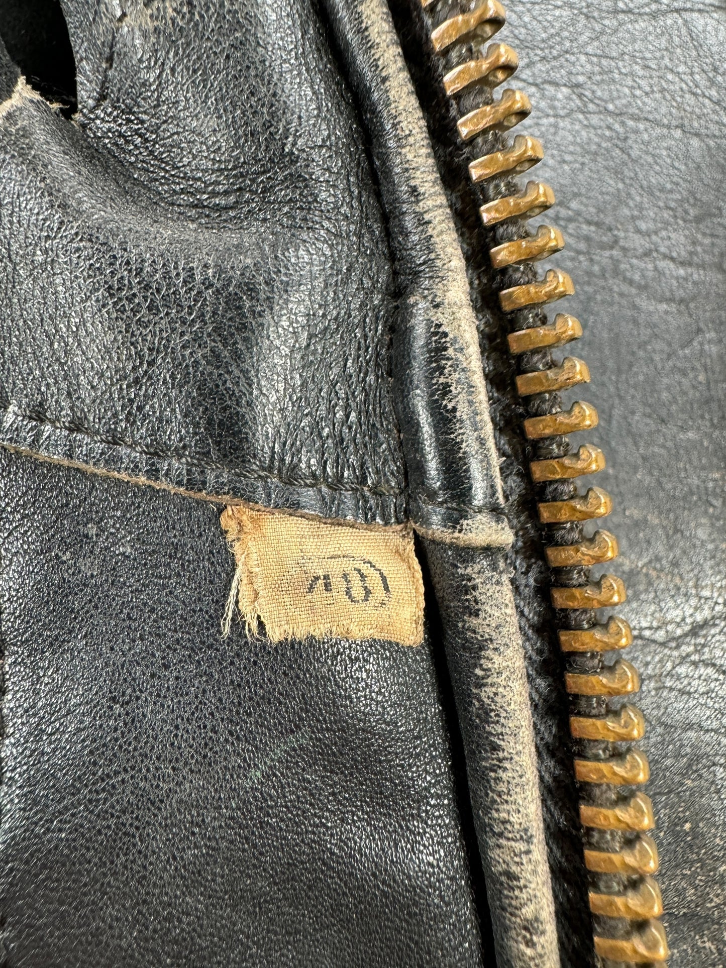 Size on Vintage Leather Jacket SZ M