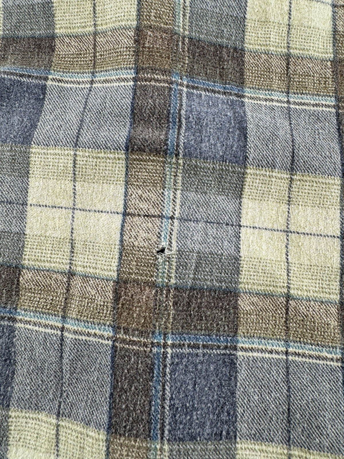 Small hole on back of Vintage American Edition Printed Cotton Flannel SZ L