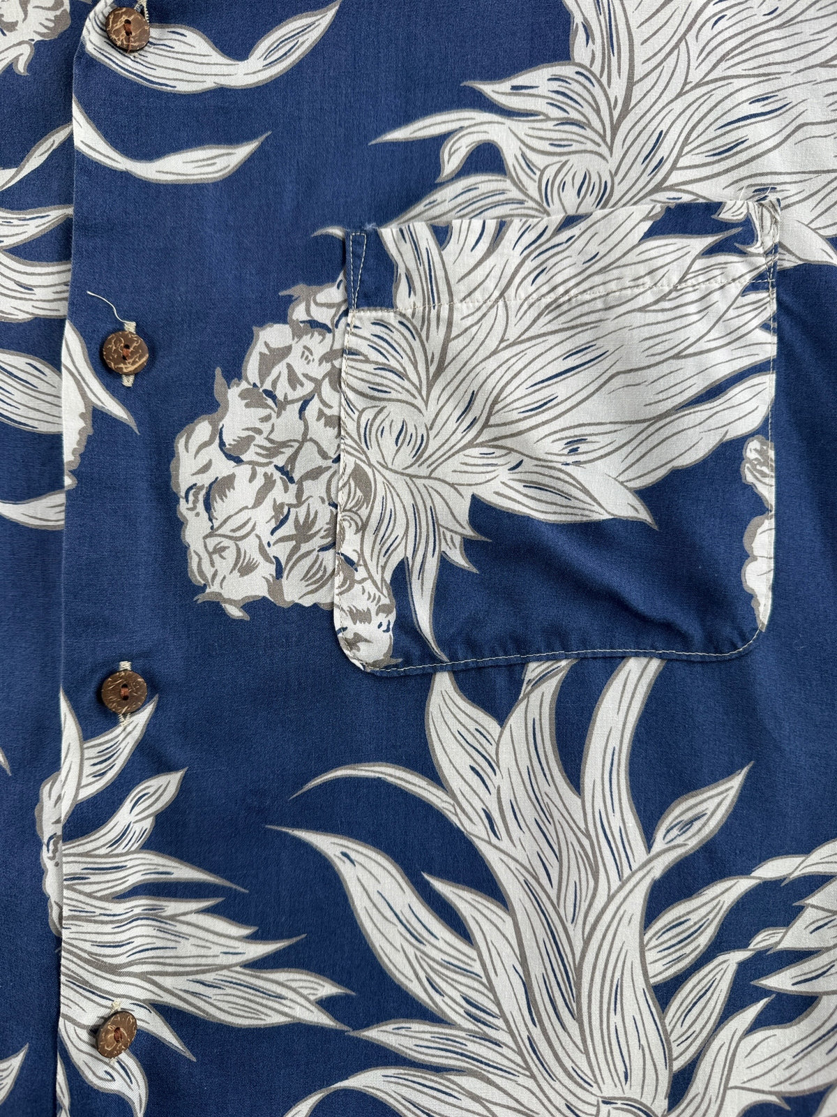 Pattern on front of Vintage 80s Royal Lahaina Aloha Shirt SZ L