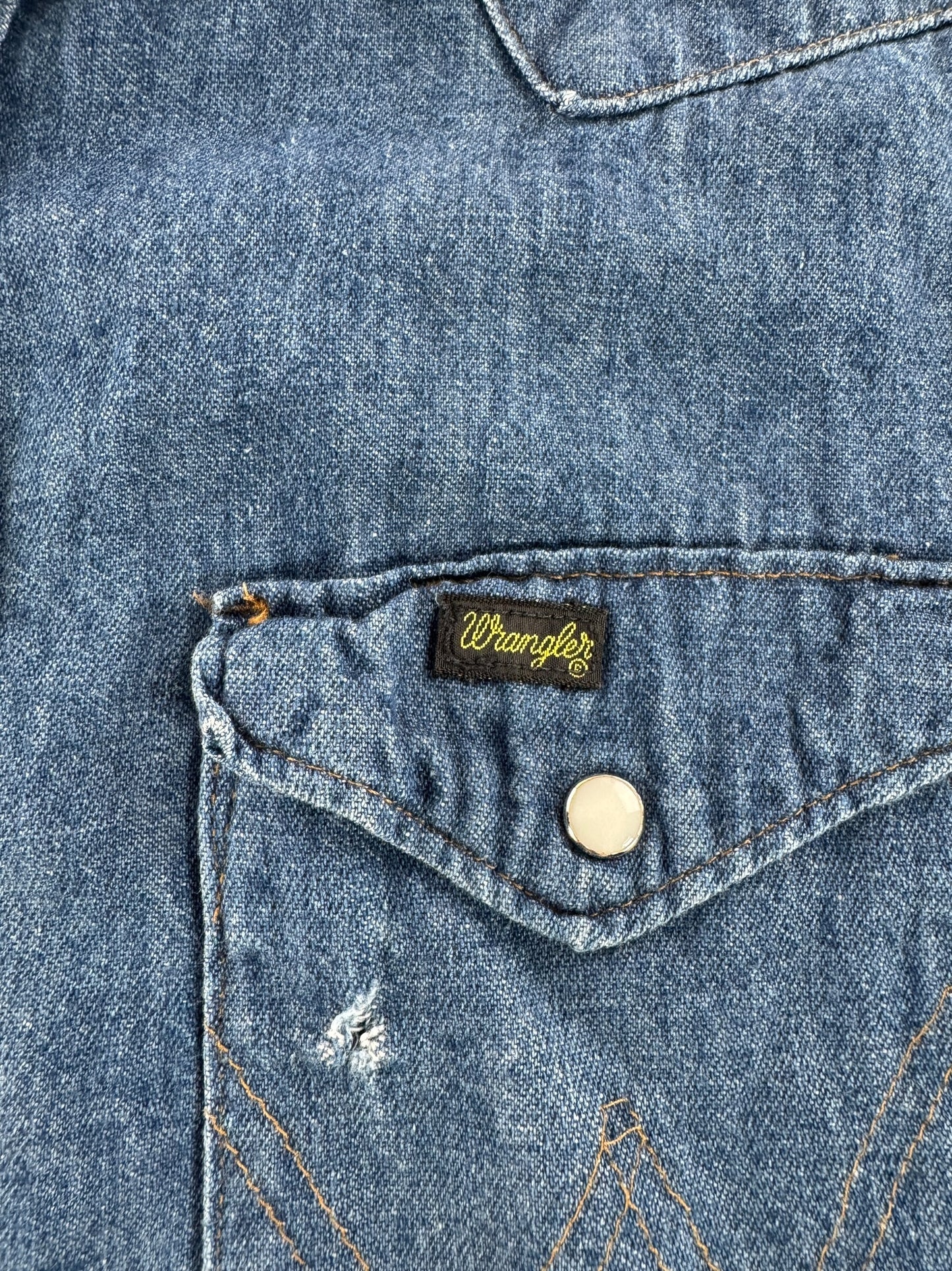 Label on Vintage Wrangler Denim Pearl Snap SZ M