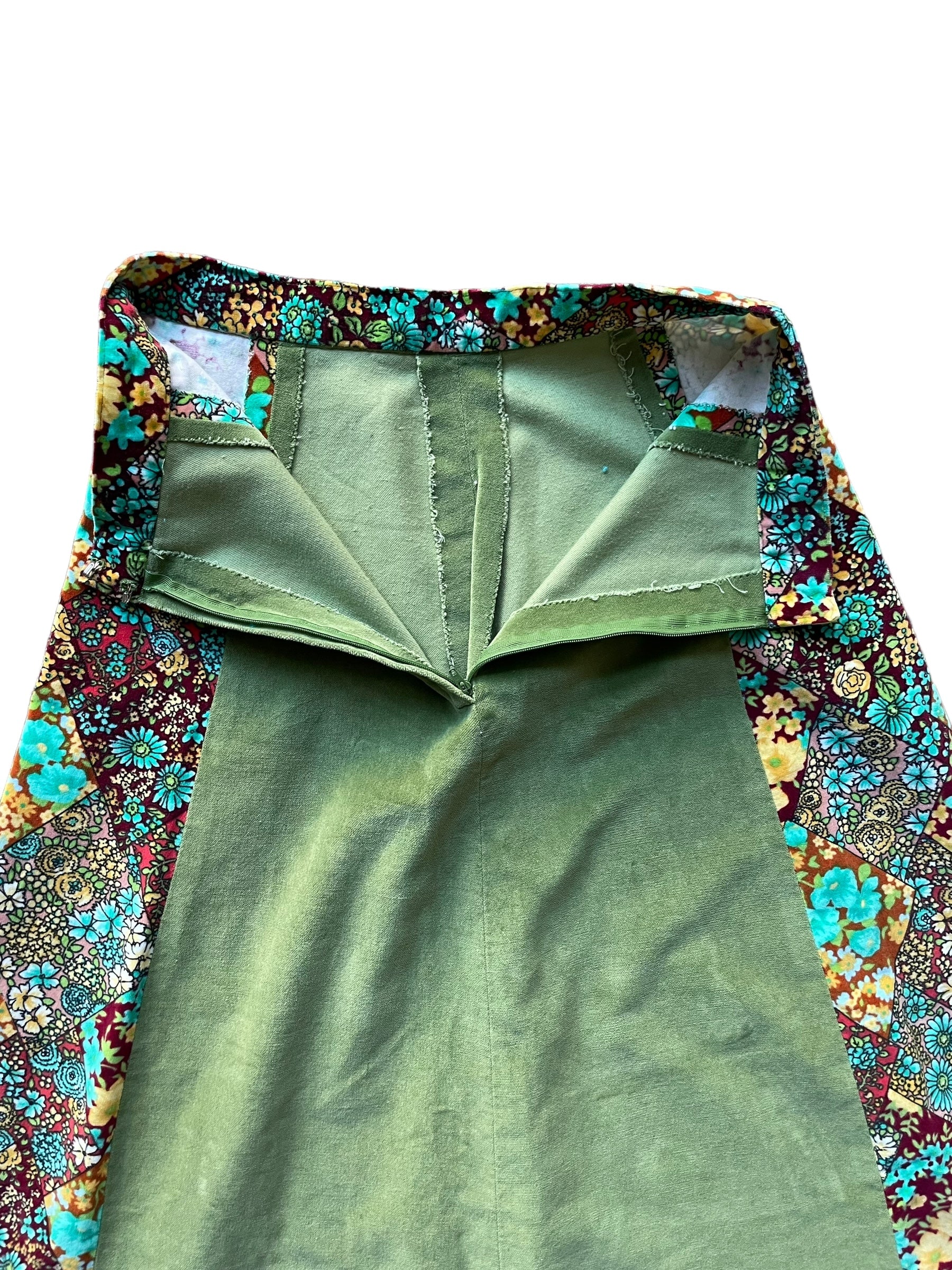 Open back zipper view of 1970s Green Floral Velvet Skirt SZ S