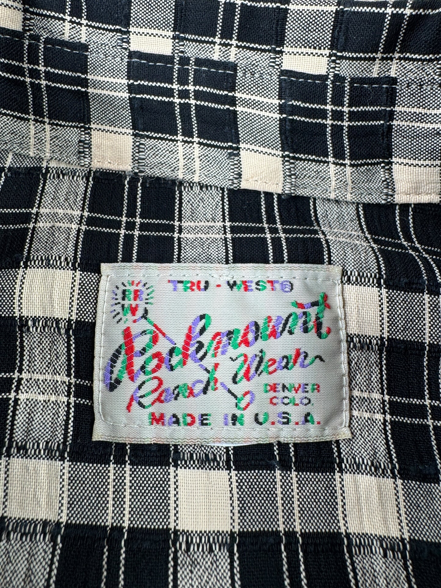 Label on Vintage Rockmount Black & White Sawtooth Pearl Snap SZ L