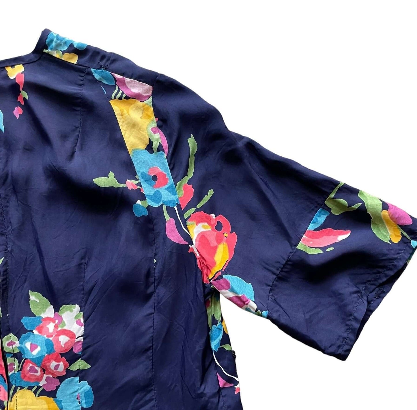 Back right sleeve view of 1950-60s Rayon Navy Floral Top M-L