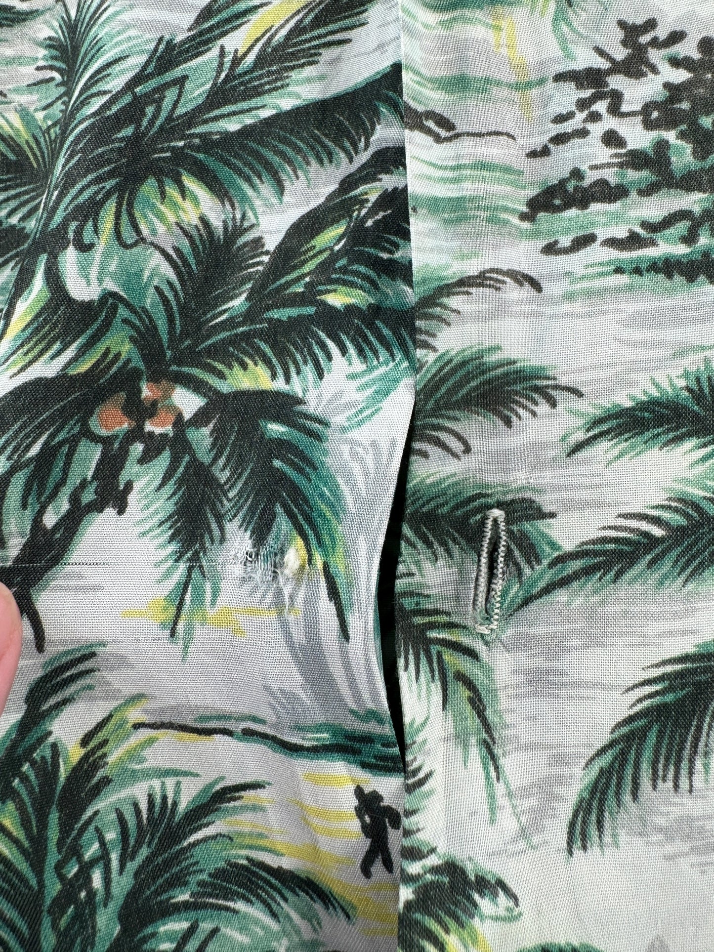 Missing Button on Vintage Tahiti Brand Rayon Aloha Shirt SZ M