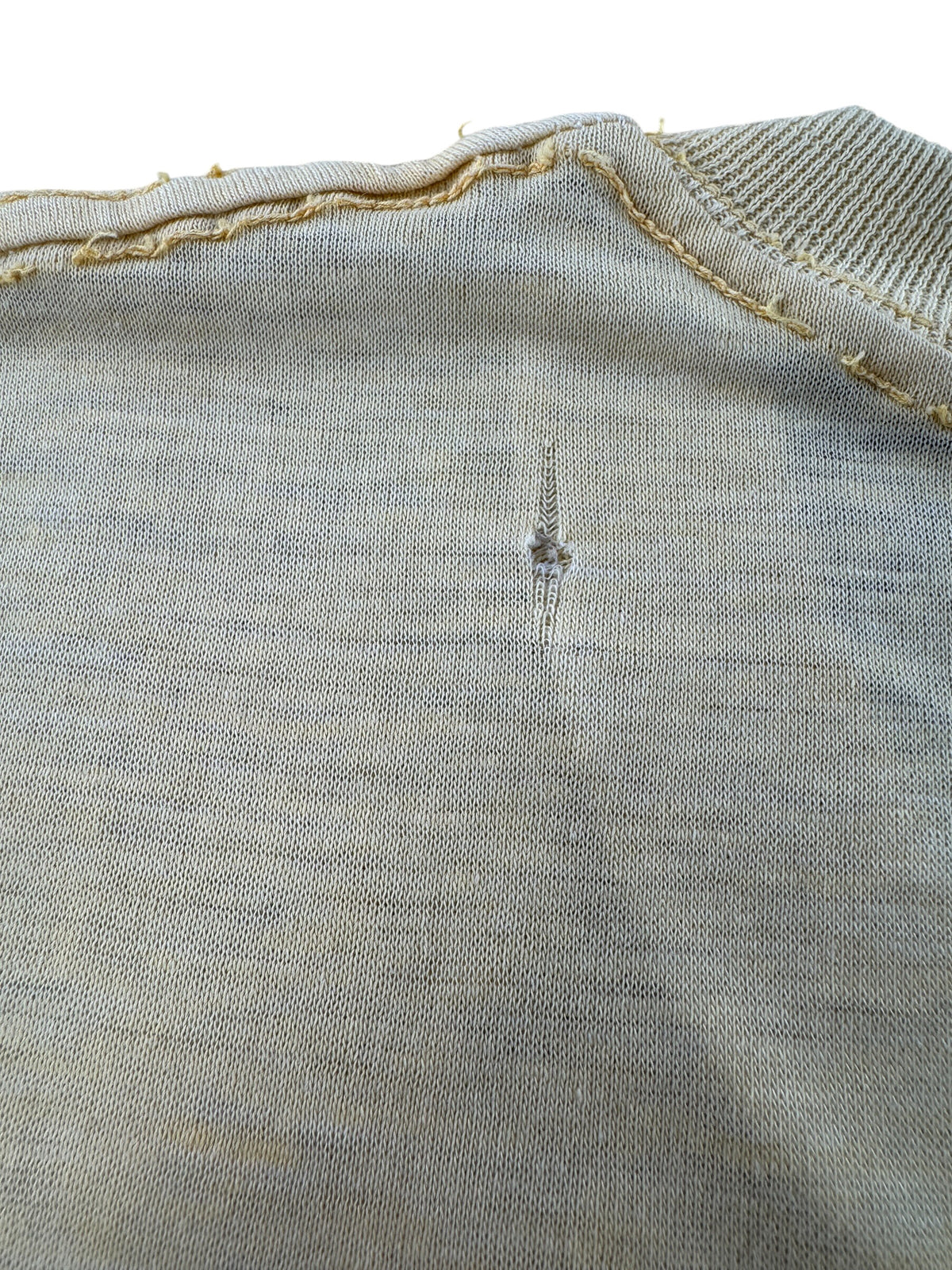 Hole on back of Vintage 70s Era Carver Challengers Tee SZ L (Fits M)