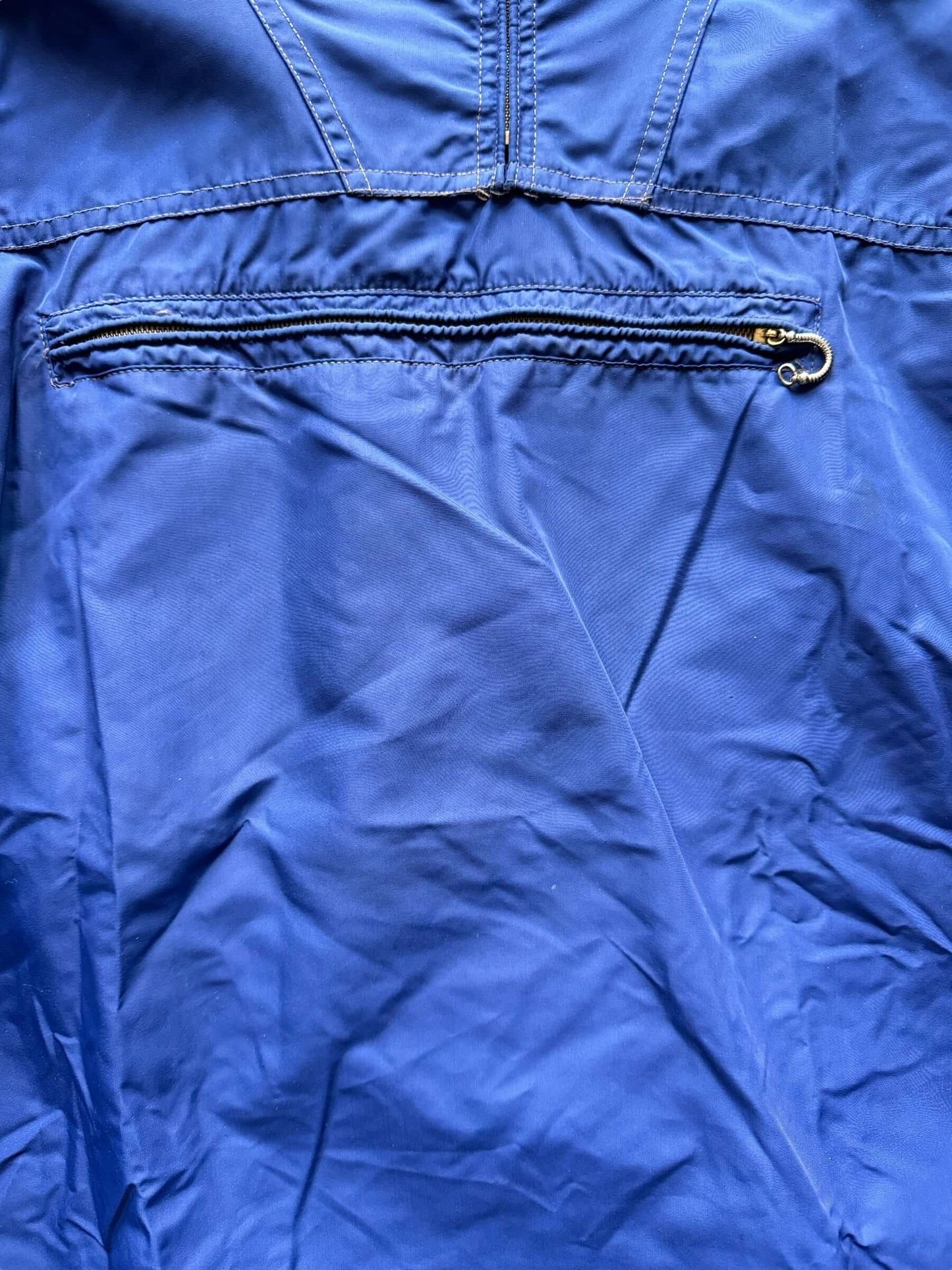 Zipper Pull Detail on Kangaroo Pouch on Vintage Blizzard Cloth Outdoor Anorak Parka SZ L