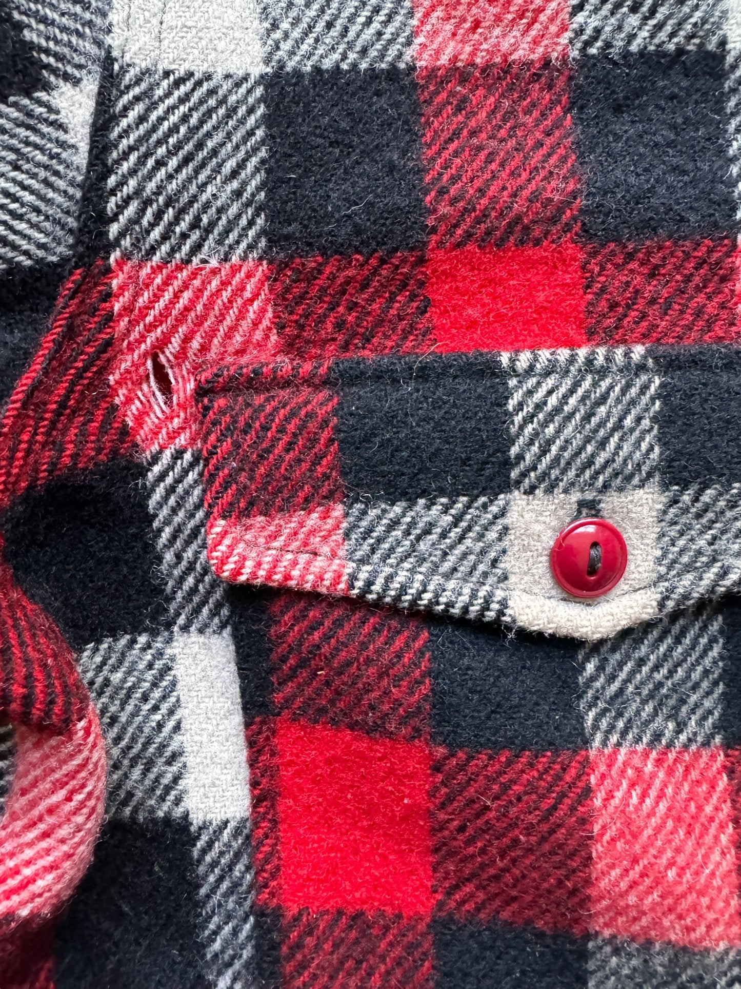 Small Hole by Right Pocket of Vintage Woolrich Red Black & White Wool Shirt Jacket SZ M