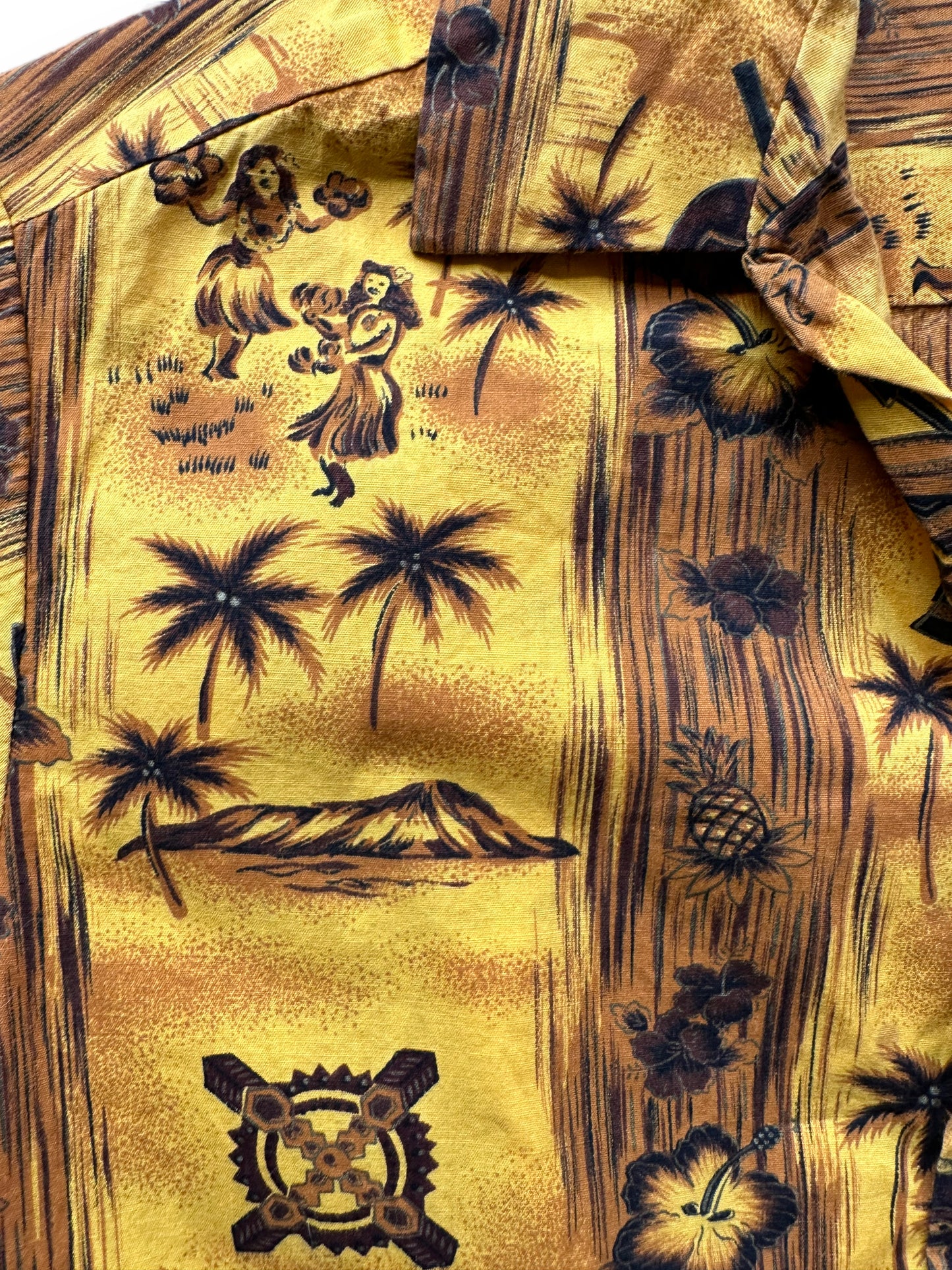 Front Right Pattern View of Vintage Made in Hawaii Cotton Aloha Shirt SZ L | Seattle Vintage Cotton Hawaiian Shirt | Barn Owl Vintage Clothing Seattle