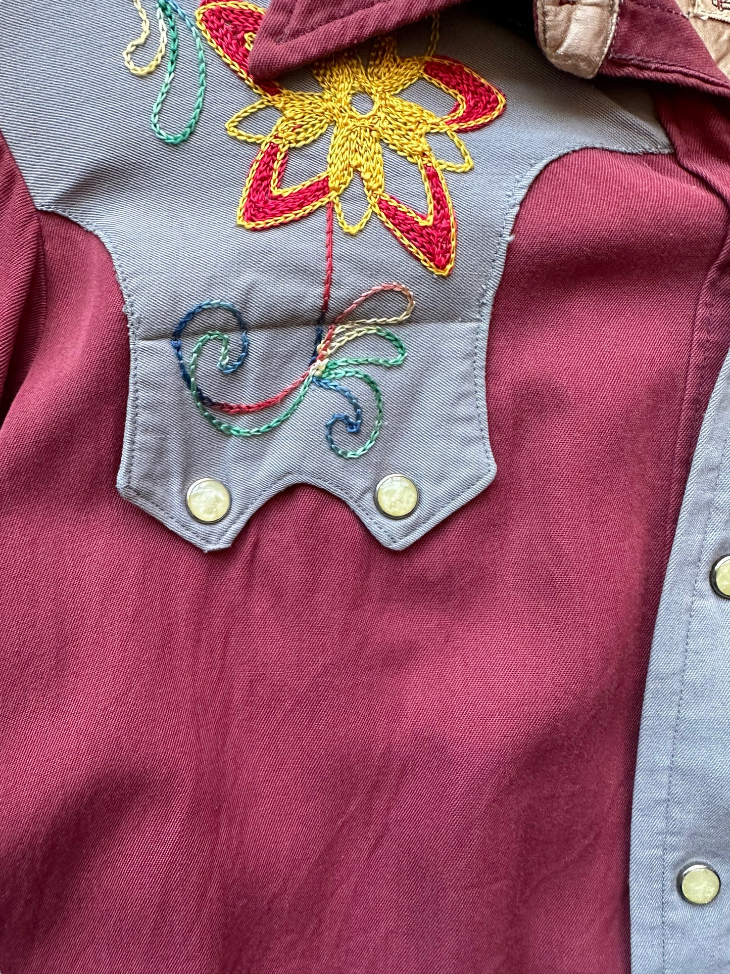 Front right pocket of Vintage Karman Chainstitched Pearl Snap Western Shirt SZ M | Vintage Chainstitch Gabardine Seattle | Barn Owl Vintage Seattle