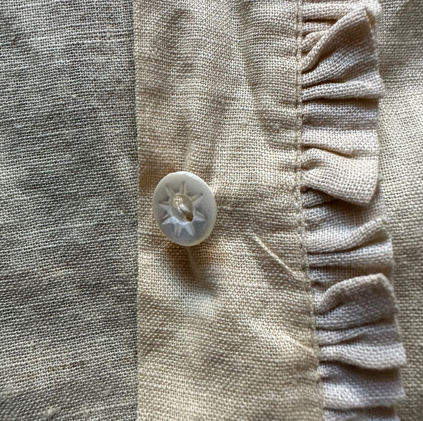 Button close up Early 1900s Antique Linen Blouse | Seattle Antique Clothing | Barn Owl True Vintage