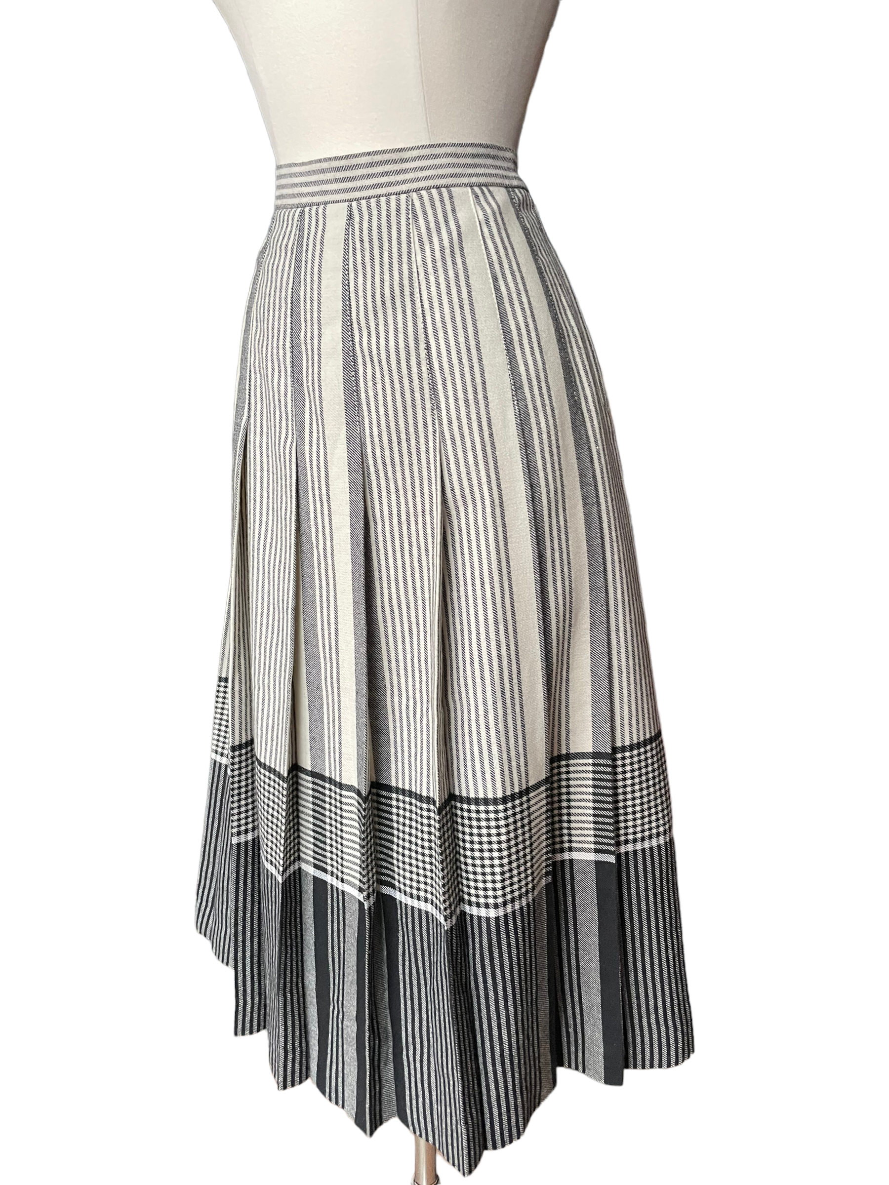 Front left side view of Vintage 1970s Koret Pleated Skirt SZ Sm | Barn Owl Seattle | Vintage Ladies Skirts