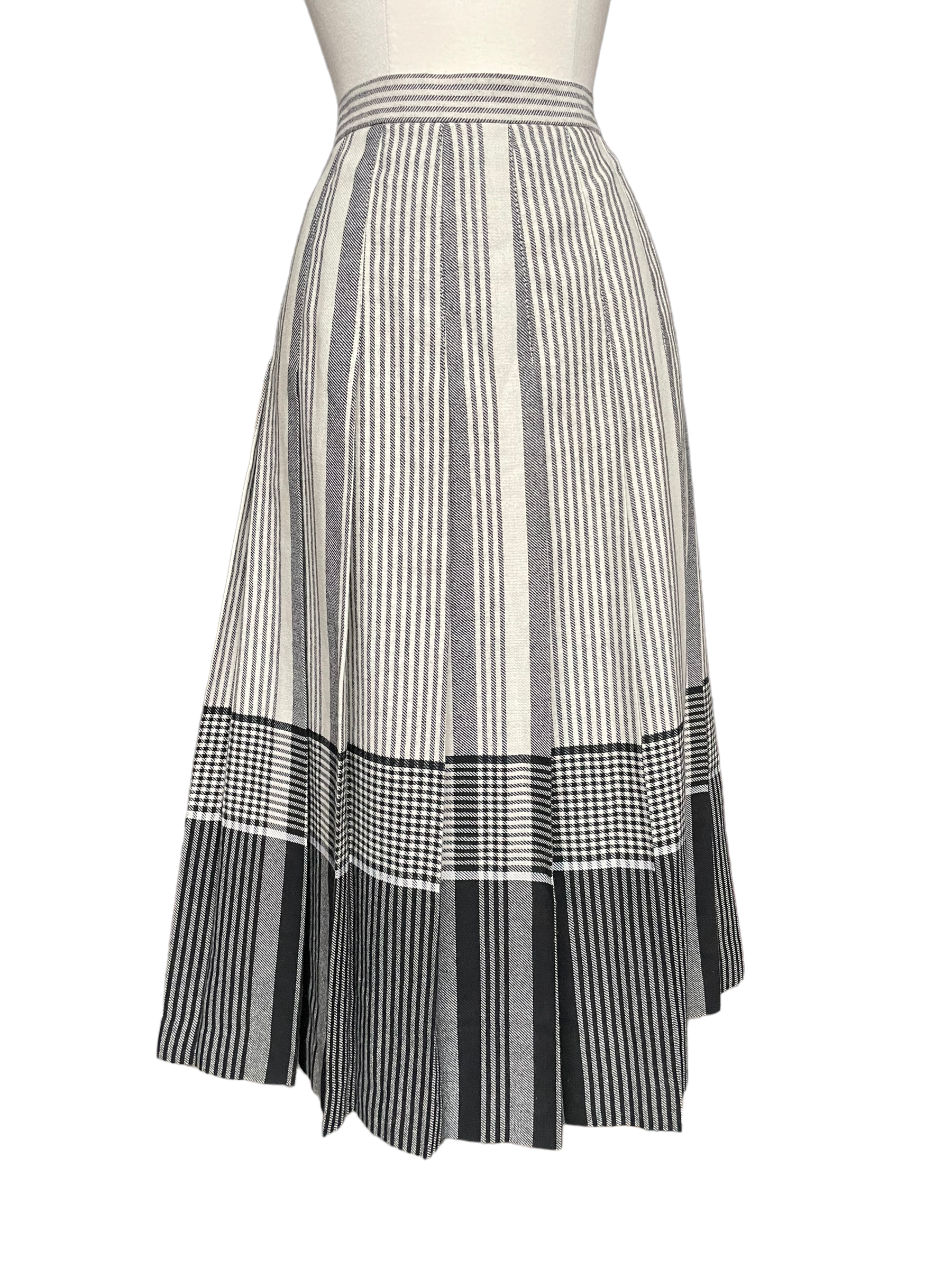 Full front view of Vintage 1970s Koret Pleated Skirt SZ Sm | Barn Owl Seattle | Vintage Ladies Skirts